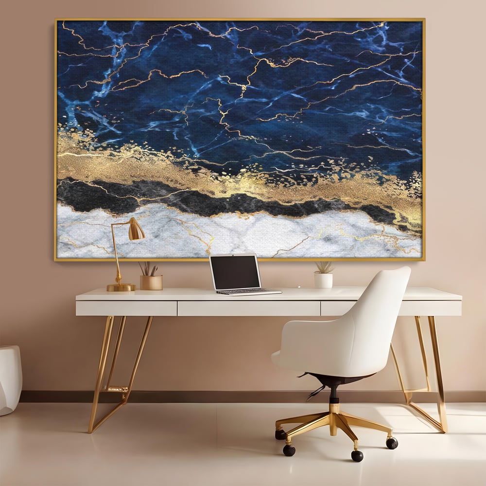 Tablou canvas cu tablou canvas cu marmura abstracta, in rama de aluminiu auriu, pe perete intr-un birou